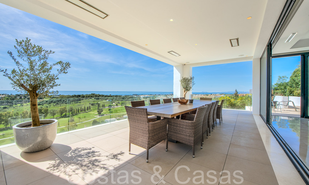 Villa de luxe moderne avec une vue fantastique sur le terrain de golf jusqu'à la mer, à vendre à Marbella - Benahavis 70505