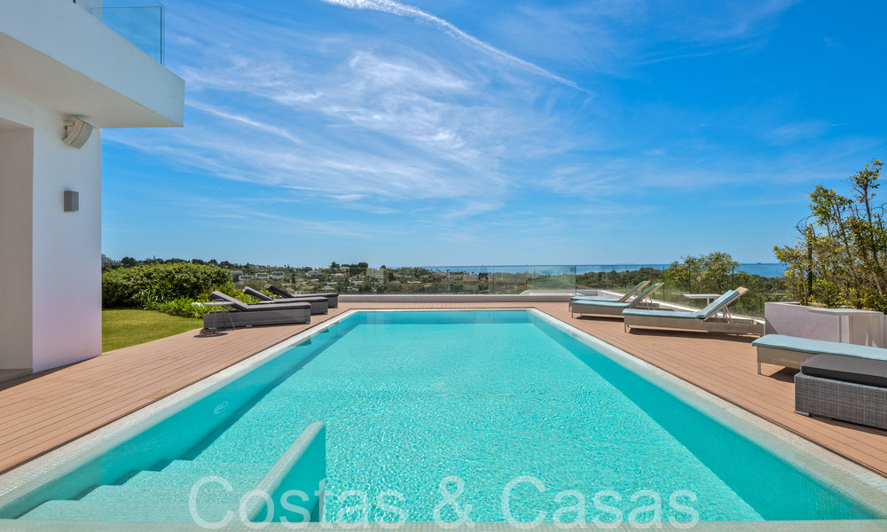 Villa de luxe moderne avec une vue fantastique sur le terrain de golf jusqu'à la mer, à vendre à Marbella - Benahavis 70508