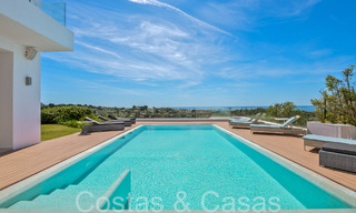 Villa de luxe moderne avec une vue fantastique sur le terrain de golf jusqu'à la mer, à vendre à Marbella - Benahavis 70508 