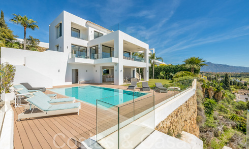 Villa de luxe moderne avec une vue fantastique sur le terrain de golf jusqu'à la mer, à vendre à Marbella - Benahavis 70513