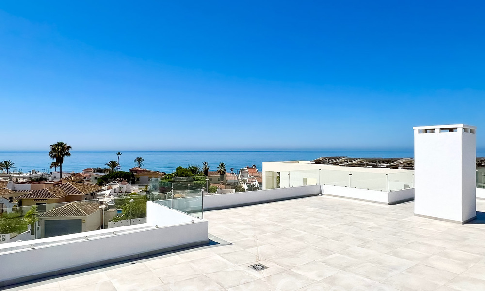 Villa contemporaine de nouvelle construction à vendre dans une zone de plage convoitée à l'est du centre de Marbella 70585