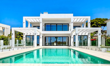 Villa contemporaine de nouvelle construction à vendre dans une zone de plage convoitée à l'est du centre de Marbella 70588