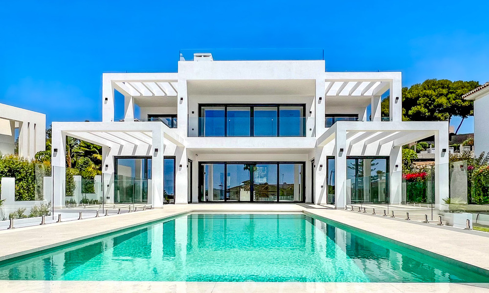 Villa contemporaine de nouvelle construction à vendre dans une zone de plage convoitée à l'est du centre de Marbella 70588