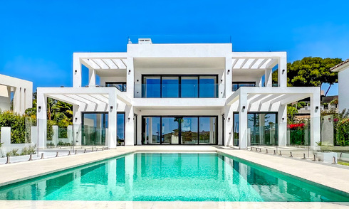 Villa contemporaine de nouvelle construction à vendre dans une zone de plage convoitée à l'est du centre de Marbella 70588