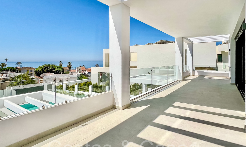 Villa contemporaine de nouvelle construction à vendre dans une zone de plage convoitée à l'est du centre de Marbella 70603