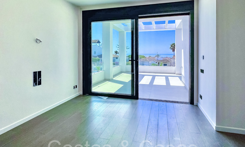 Villa contemporaine de nouvelle construction à vendre dans une zone de plage convoitée à l'est du centre de Marbella 70616