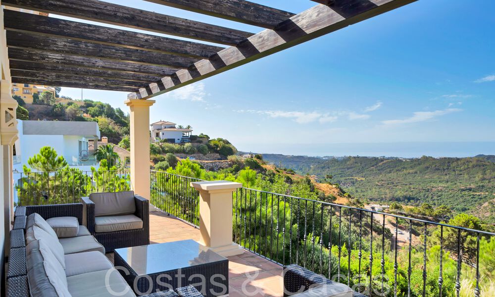 Villa de luxe espagnole intemporelle avec vue panoramique sur la mer à vendre dans une urbanisation sécurisée de Marbella - Benahavis 71577