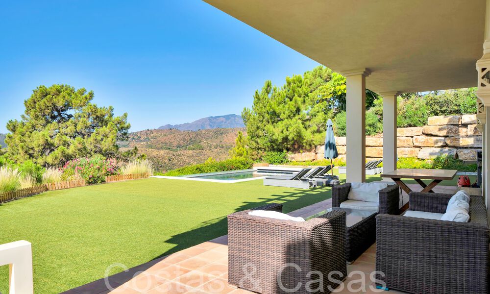 Villa de luxe espagnole intemporelle avec vue panoramique sur la mer à vendre dans une urbanisation sécurisée de Marbella - Benahavis 71589