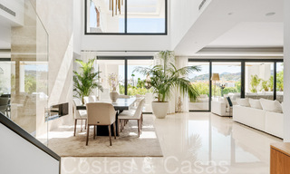 Villa supérieure de nouvelle construction avec une architecture moderne à vendre dans une communauté fermée à Nueva Andalucia, Marbella 71668 