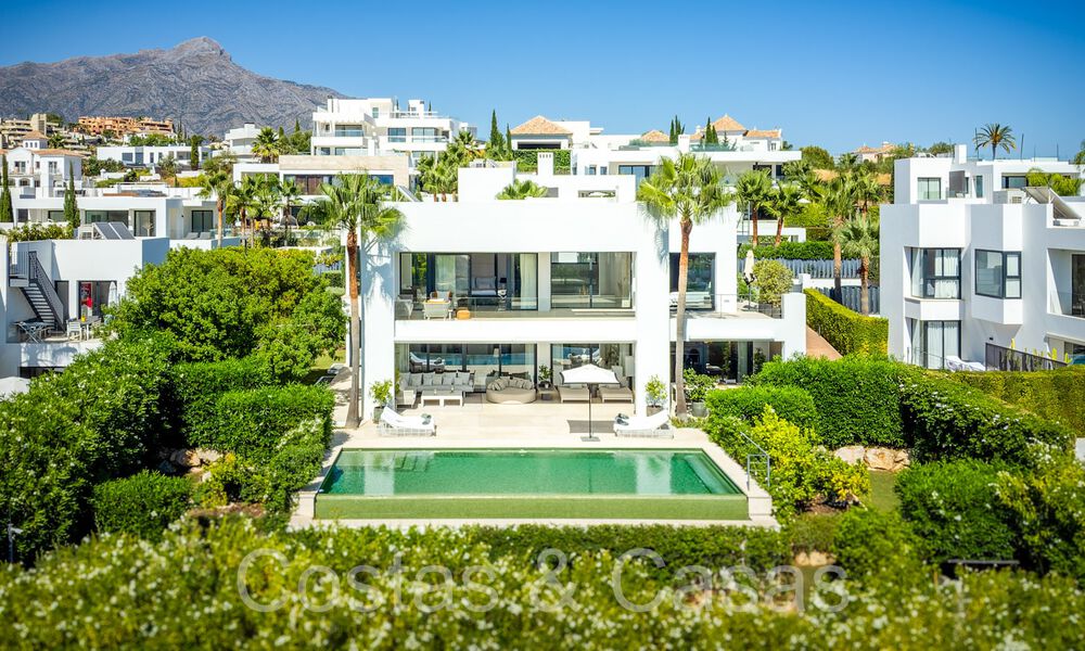 Villa supérieure de nouvelle construction avec une architecture moderne à vendre dans une communauté fermée à Nueva Andalucia, Marbella 71681