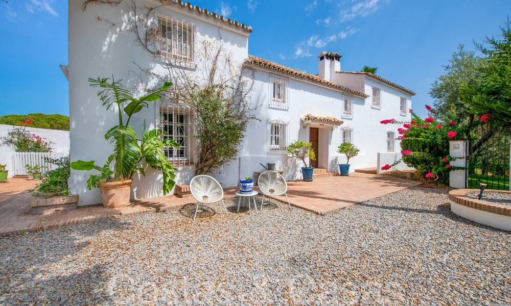 Charmante villa traditionnelle à vendre avec logement d'invités et court de tennis, proche de la plage à Benahavis - Marbella 71889