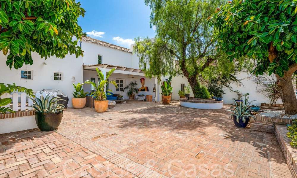 Charmante villa traditionnelle à vendre avec logement d'invités et court de tennis, proche de la plage à Benahavis - Marbella 71921