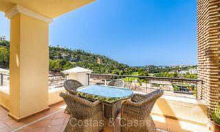 Prêt à emménager, spacieux appartement de 3 chambres à vendre entouré de terrains de golf à Benahavis - Marbella 72148 