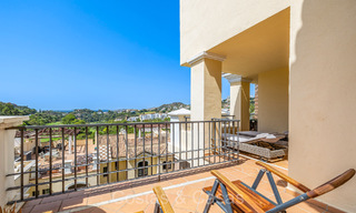 Prêt à emménager, spacieux appartement de 3 chambres à vendre entouré de terrains de golf à Benahavis - Marbella 72152 