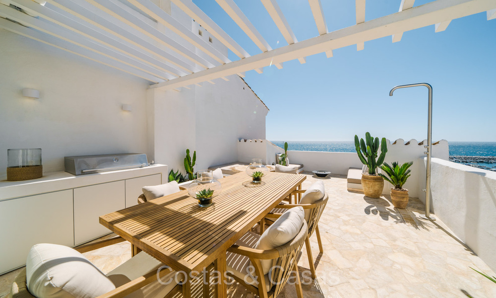 Appartement magnifiquement rénové avec terrasse spacieuse à vendre avec de belles vues dans le port de Puerto Banus, Marbella 72617