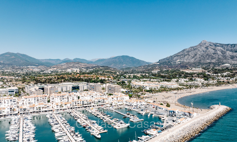 Appartement magnifiquement rénové avec terrasse spacieuse à vendre avec de belles vues dans le port de Puerto Banus, Marbella 72620