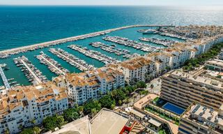 Appartement magnifiquement rénové avec terrasse spacieuse à vendre avec de belles vues dans le port de Puerto Banus, Marbella 72624 