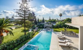 Villa de charme architecturale à vendre, en première ligne du golf de Las Brisas à Nueva Andalucia, Marbella 72639 