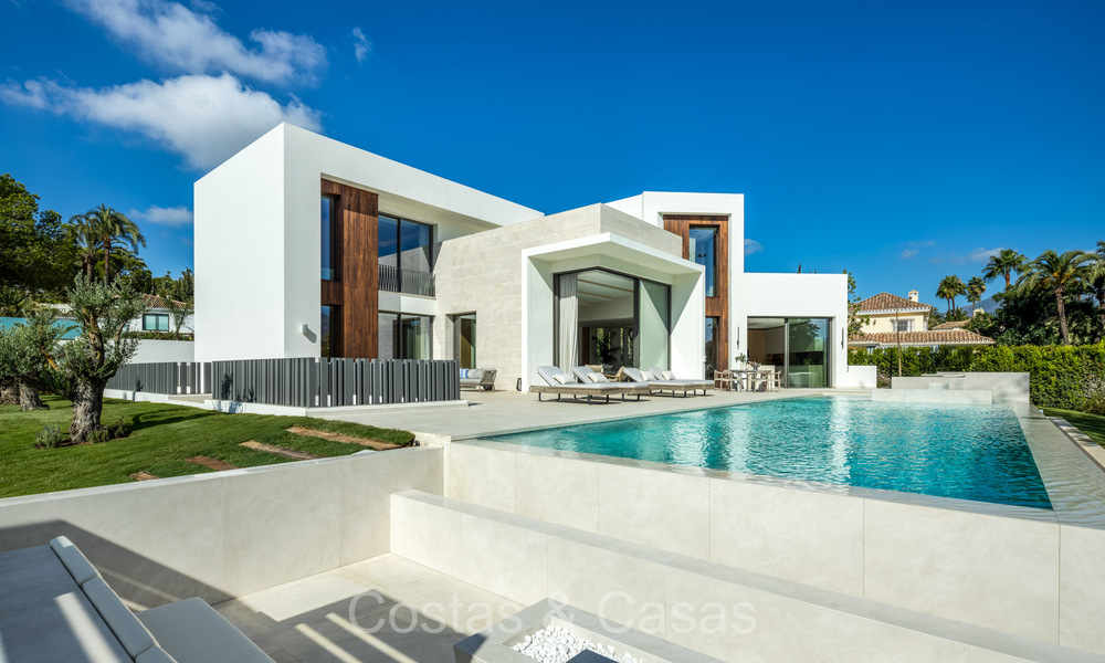 Villa de charme architecturale à vendre, en première ligne du golf de Las Brisas à Nueva Andalucia, Marbella 72650