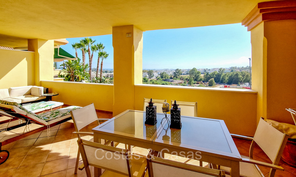 Appartement à vendre à distance de marche de Puerto Banus et de la plage à Nueva Andalucia, Marbella 73089