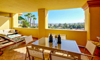 Appartement à vendre à distance de marche de Puerto Banus et de la plage à Nueva Andalucia, Marbella 73089 