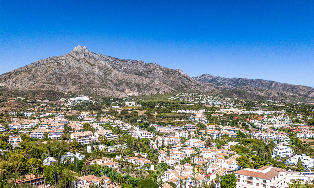 Maison mitoyenne prestigieuse à vendre dans une urbanisation exclusive de style pueblo sur le Golden Mile de Marbella 73199