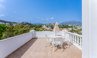 Villa de luxe espagnole traditionnelle à vendre avec vue sur la mer dans une communauté fermée exclusive à La Quinta, Benahavis - Marbella 73428 