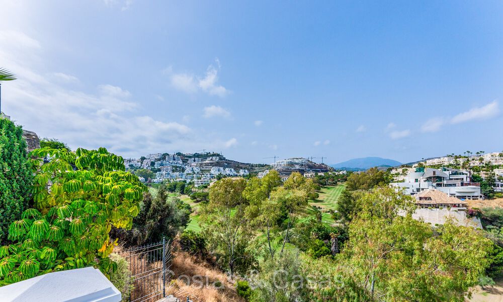 Villa de luxe espagnole traditionnelle à vendre avec vue sur la mer dans une communauté fermée exclusive à La Quinta, Benahavis - Marbella 73430