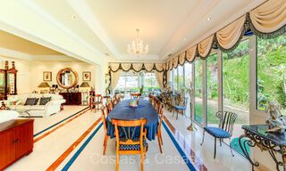 Villa de luxe espagnole traditionnelle à vendre avec vue sur la mer dans une communauté fermée exclusive à La Quinta, Benahavis - Marbella 73431 