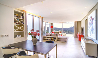 Prêt à emménager, appartement contemporain avec vue sur la mer à vendre dans une communauté fermée située sur les collines de Marbella 73464 