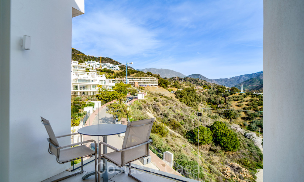 Prêt à emménager, appartement contemporain avec vue sur la mer à vendre dans une communauté fermée située sur les collines de Marbella 73470