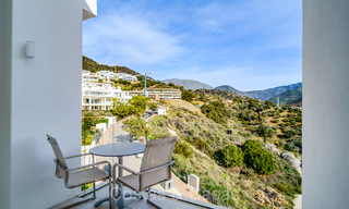 Prêt à emménager, appartement contemporain avec vue sur la mer à vendre dans une communauté fermée située sur les collines de Marbella 73470 