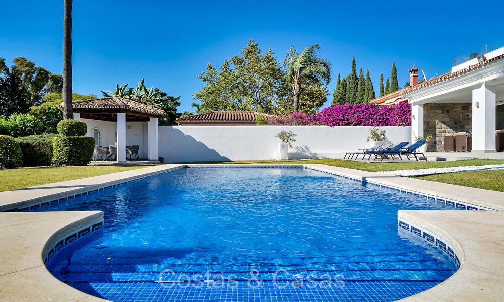 Spacieuse villa familiale de style méditerranéen à vendre, en première ligne de golf sur le New Golden Mile, Marbella - Benahavis 73583