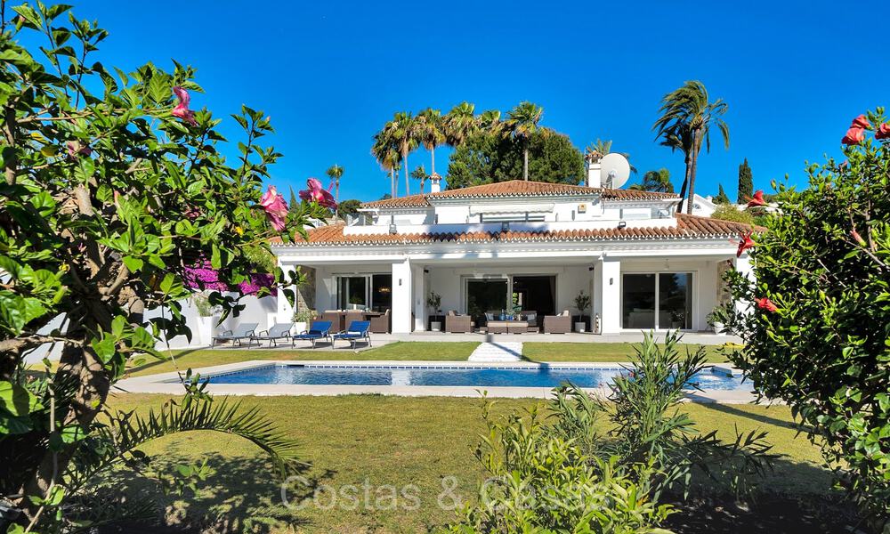 Spacieuse villa familiale de style méditerranéen à vendre, en première ligne de golf sur le New Golden Mile, Marbella - Benahavis 73584