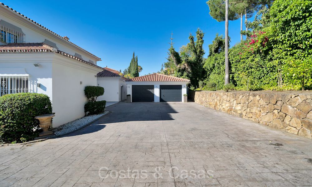 Spacieuse villa familiale de style méditerranéen à vendre, en première ligne de golf sur le New Golden Mile, Marbella - Benahavis 73587