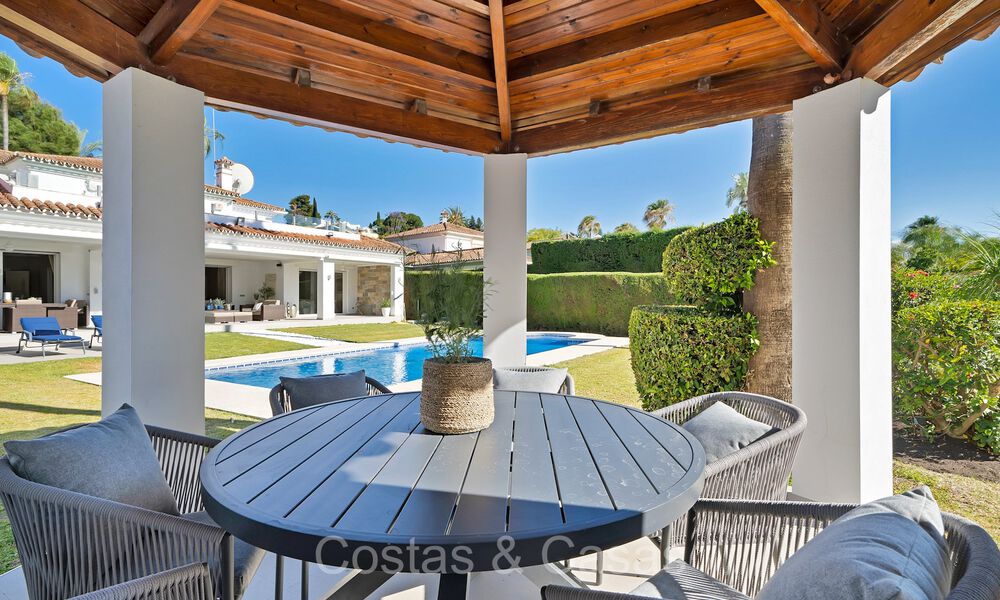 Spacieuse villa familiale de style méditerranéen à vendre, en première ligne de golf sur le New Golden Mile, Marbella - Benahavis 73634