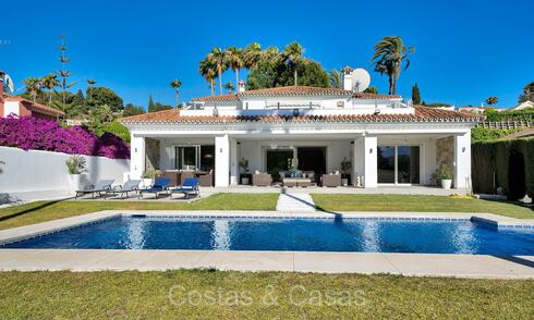 Spacieuse villa familiale de style méditerranéen à vendre, en première ligne de golf sur le New Golden Mile, Marbella - Benahavis 73635