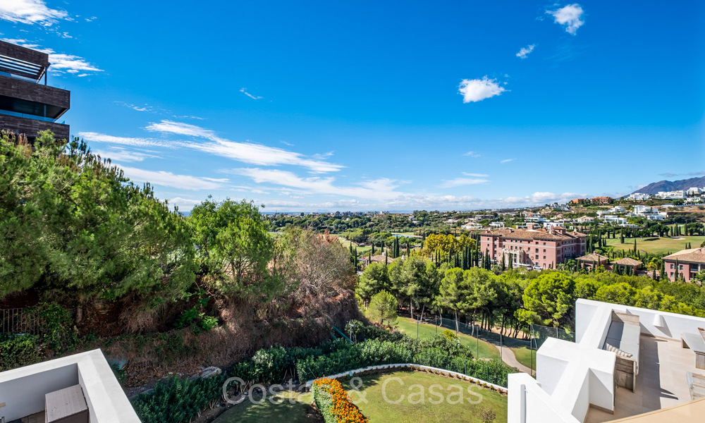 Penthouse moderne en première ligne de golf avec de belles vues sur le golf et la mer à vendre dans un complexe de golf 5* à Marbella - Benahavis 73696