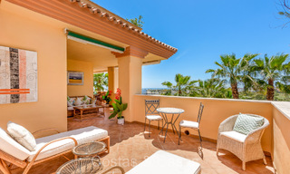 Appartement de 3 chambres à vendre à quelques pas de Puerto Banus et de la plage dans une urbanisation fermée à Nueva Andalucia, Marbella 73707 