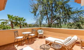 Appartement de 3 chambres à vendre à quelques pas de Puerto Banus et de la plage dans une urbanisation fermée à Nueva Andalucia, Marbella 73709 