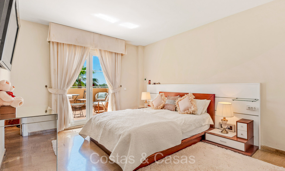 Appartement de 3 chambres à vendre à quelques pas de Puerto Banus et de la plage dans une urbanisation fermée à Nueva Andalucia, Marbella 73712