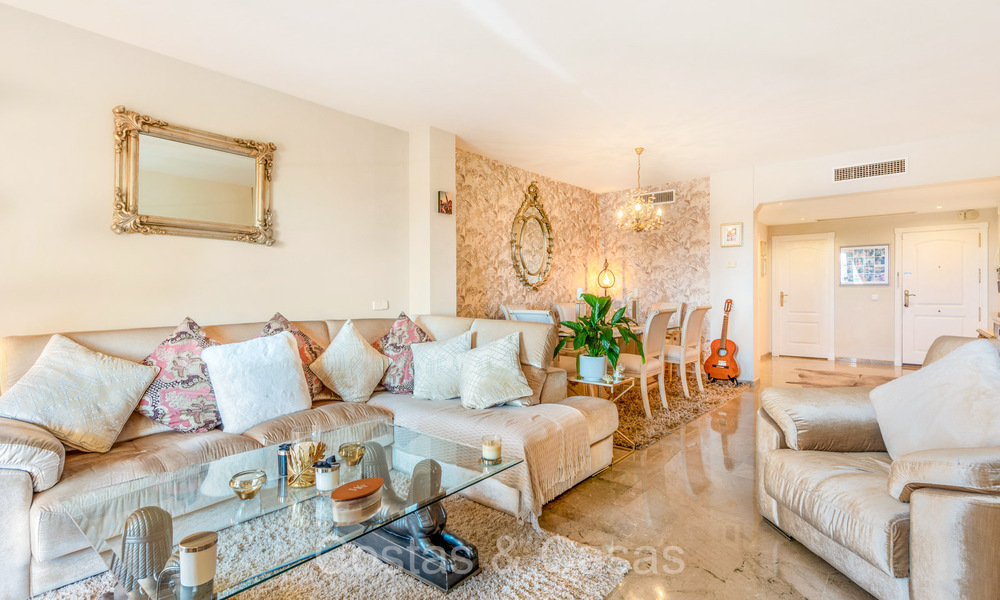 Appartement de 3 chambres à vendre à quelques pas de Puerto Banus et de la plage dans une urbanisation fermée à Nueva Andalucia, Marbella 73722