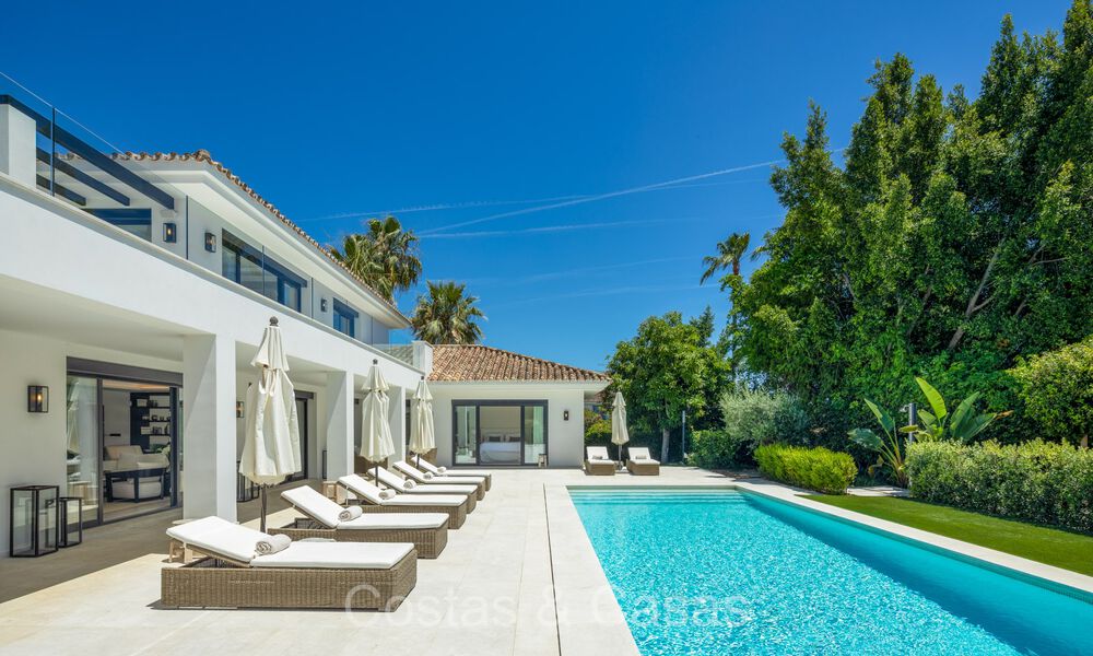 Villa méditerranéenne moderne luxueusement rénovée à vendre, en première ligne de golf à Nueva Andalucia, Marbella 73900