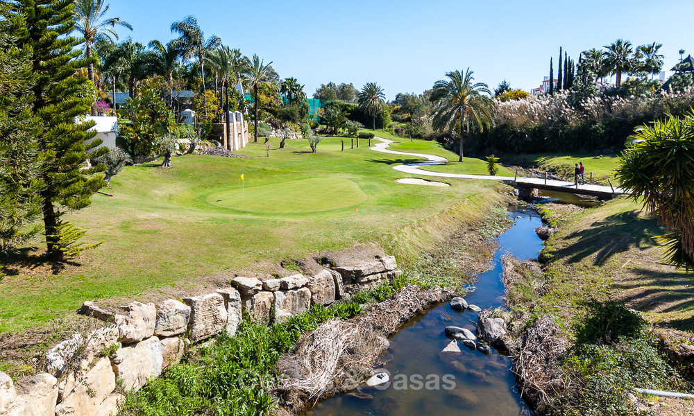 Villa prête à emménager à vendre à distance de marche d'un club-house de golf sur le New Golden Mile, Marbella - Estepona 74068