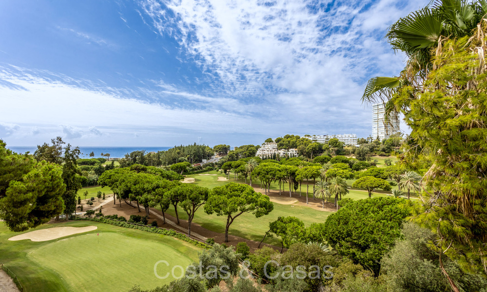 Appartement spacieux avec vue spectaculaire sur le golf et la mer, à quelques pas de la plage à l'est de Marbella 74090