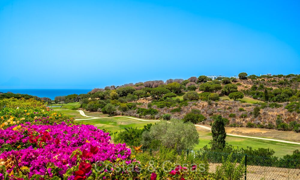 Villa jumelée moderne prête à emménager avec vue sur la mer à vendre, sur le terrain de golf de l'Est de Marbella 74200