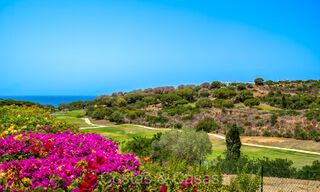 Villa jumelée moderne prête à emménager avec vue sur la mer à vendre, sur le terrain de golf de l'Est de Marbella 74200 