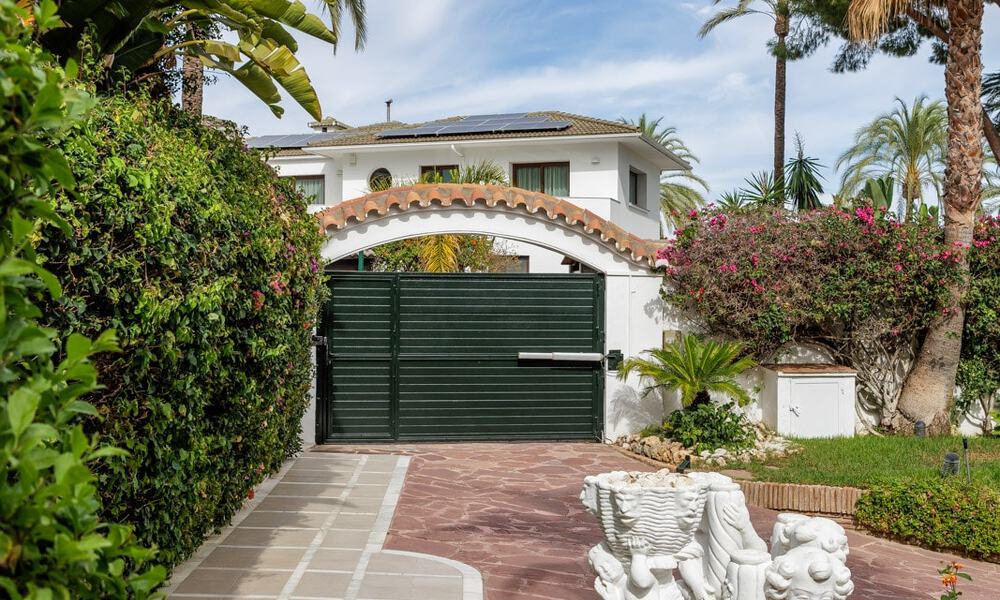 Charmante villa méditerranéenne à vendre à deux pas de la plage de Los Monteros, à l'est du centre de Marbella 74351