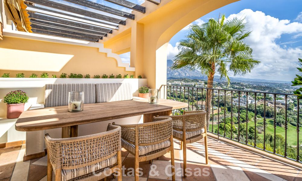 Penthouse en première ligne de golf avec de vues sur le golf et la mer à vendre dans une urbanisation fermée à Benahavis - Marbella 74739