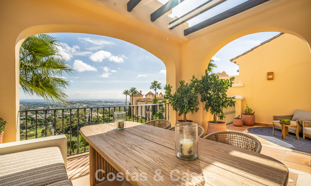 Penthouse en première ligne de golf avec de vues sur le golf et la mer à vendre dans une urbanisation fermée à Benahavis - Marbella 74740